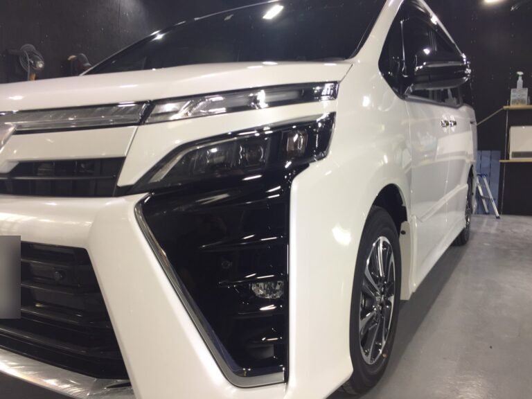 トヨタ ヴォクシー（白）の施工