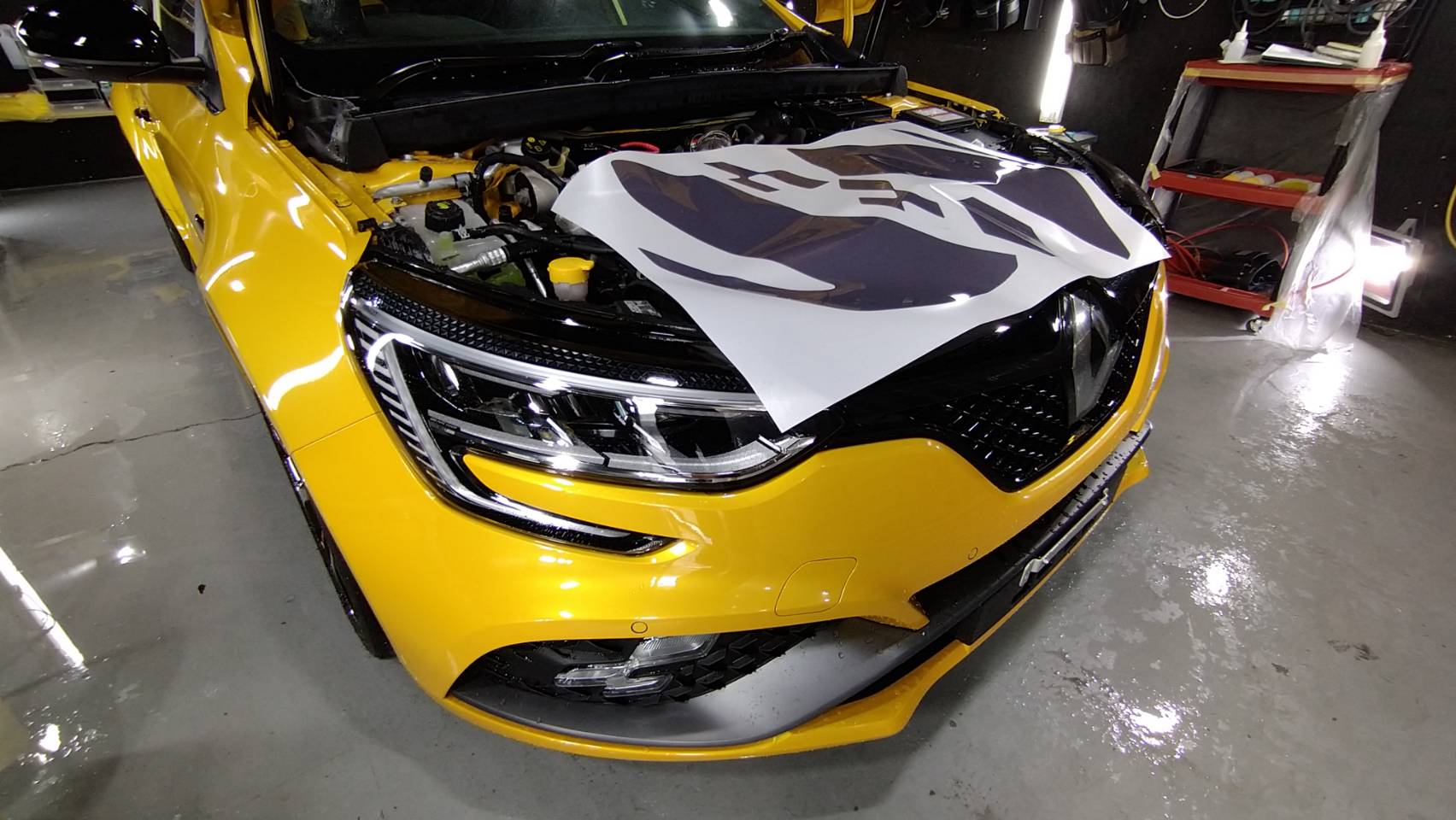 【カーコーティング vs プロテクションフィルム】愛車の塗装保護にはどっち？フィルムの膜厚・保護性能まで徹底解説