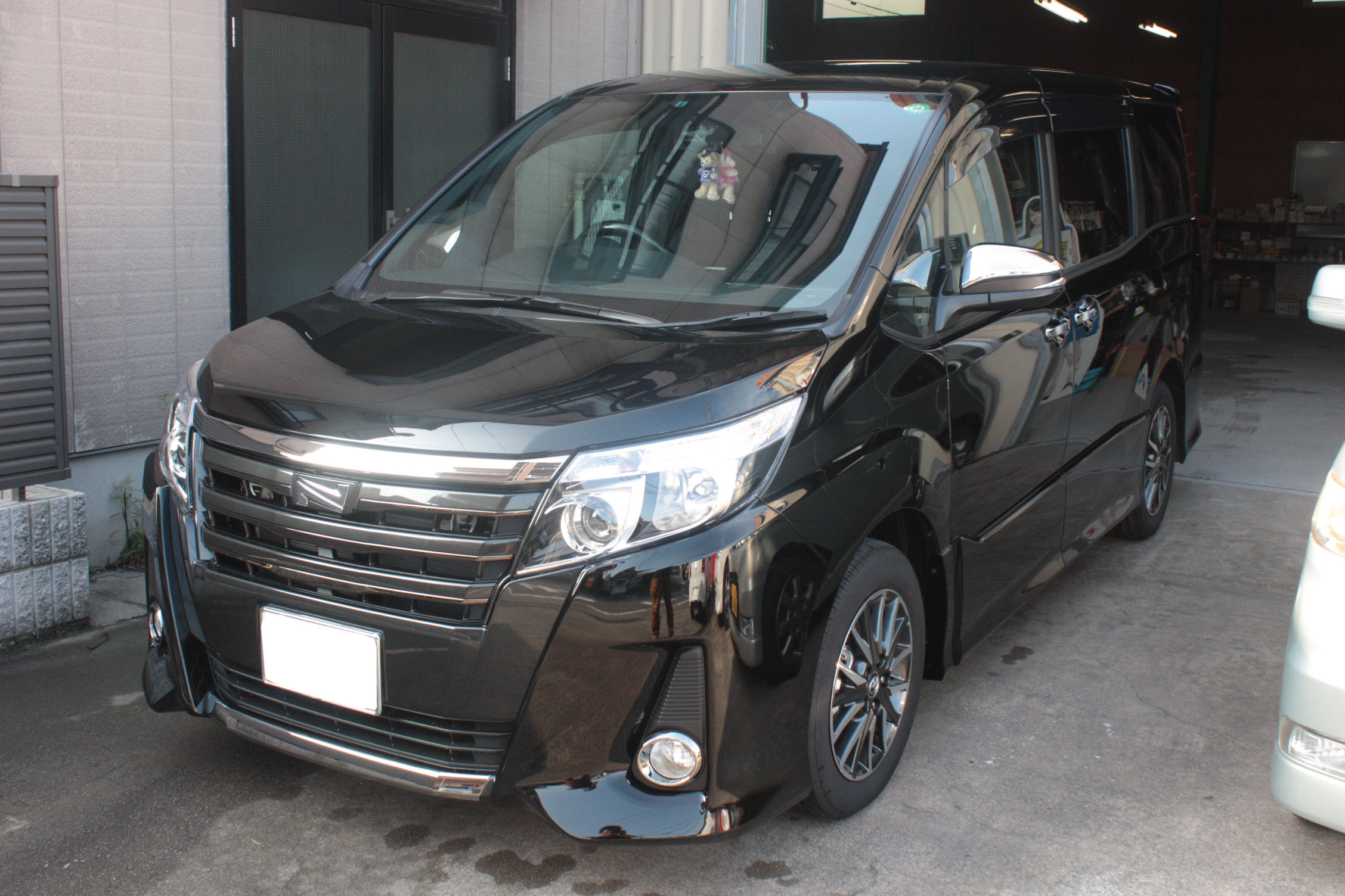 トヨタ ノア新車 施工写真 (1)