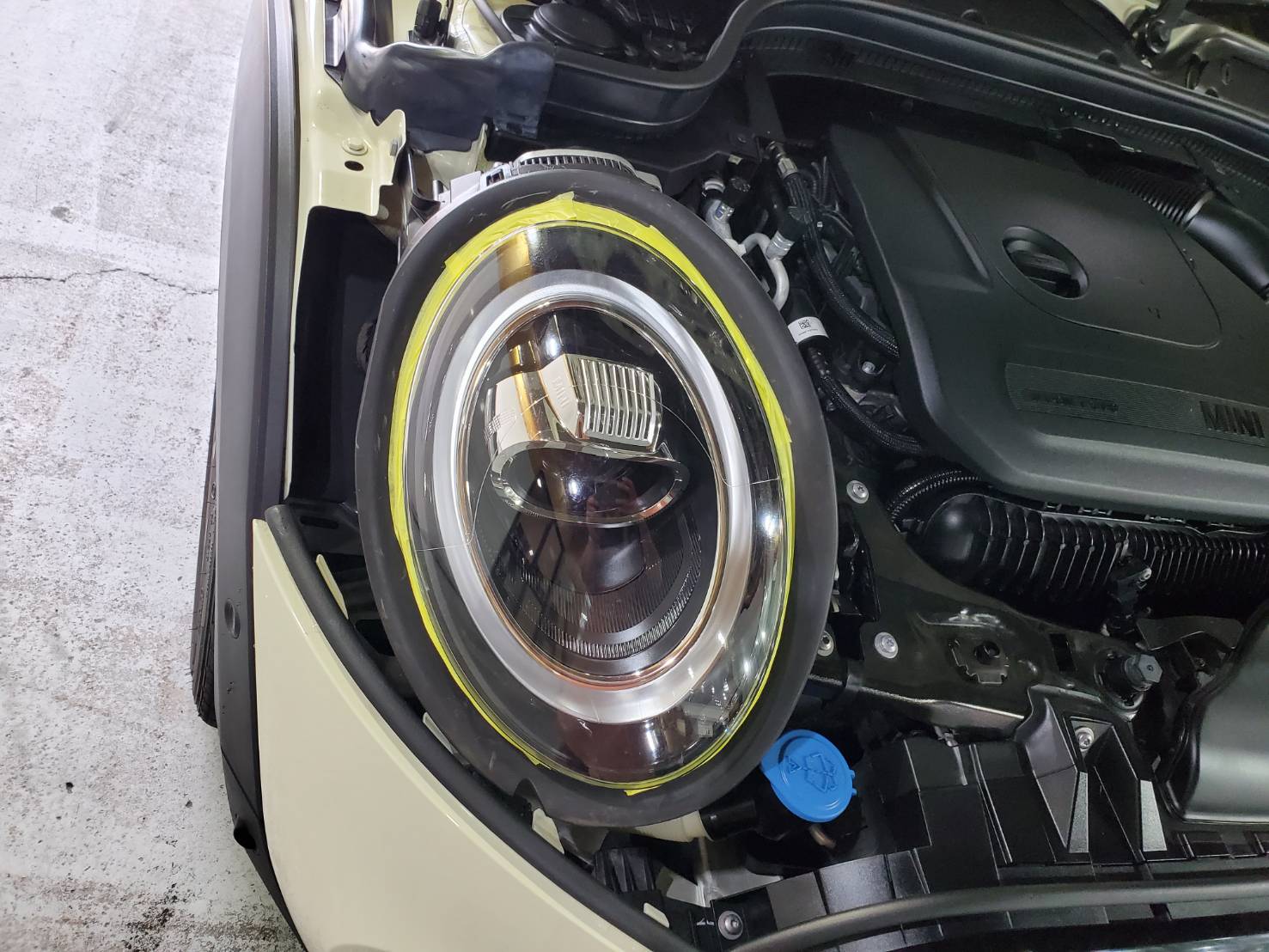MINI ヘッドライト研磨 施工写真 (2)