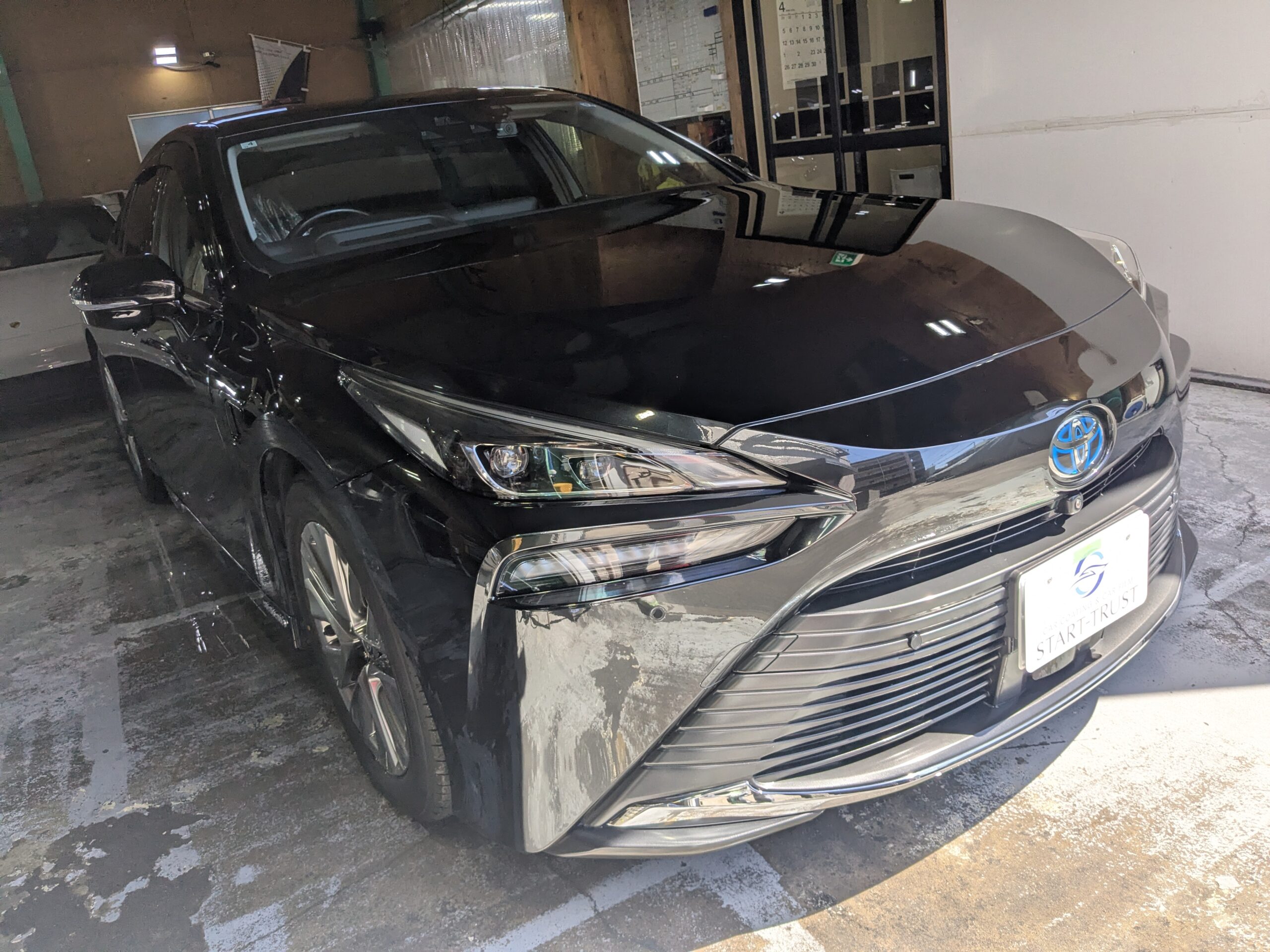 トヨタ MIRAI 施工の様子