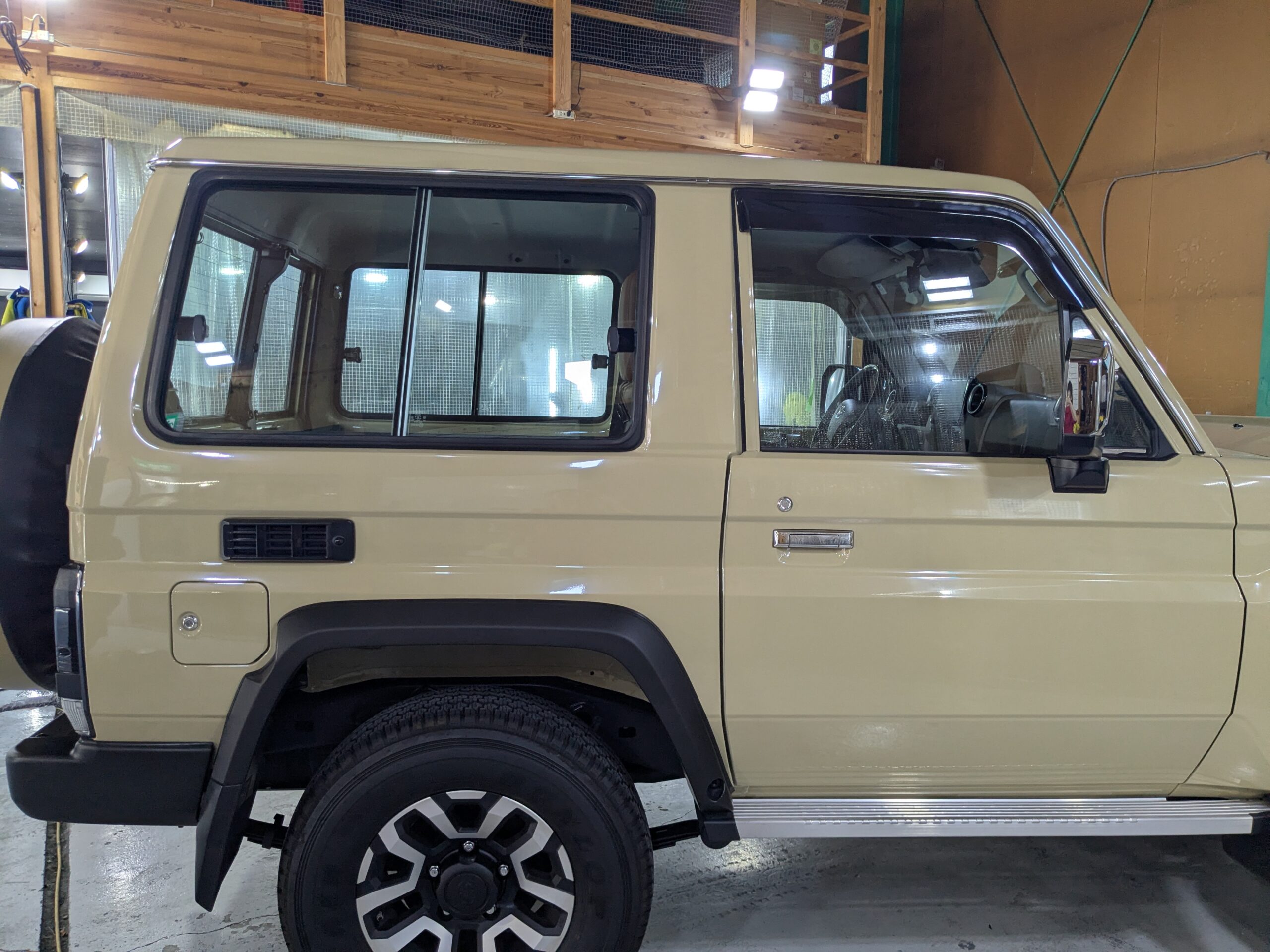 トヨタ ランドクルーザー70ショート 施工の様子