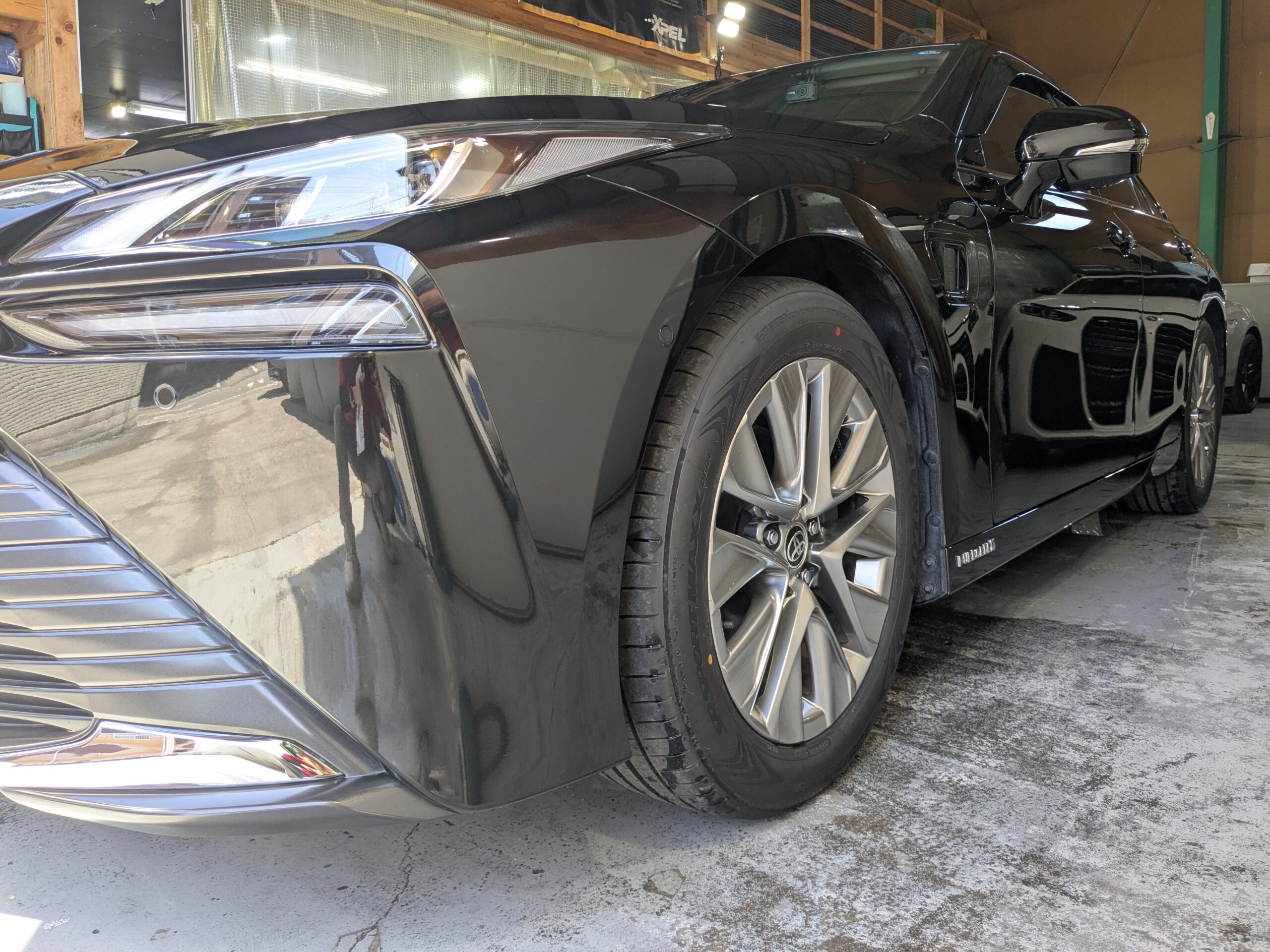 トヨタ MIRAI 施工の様子