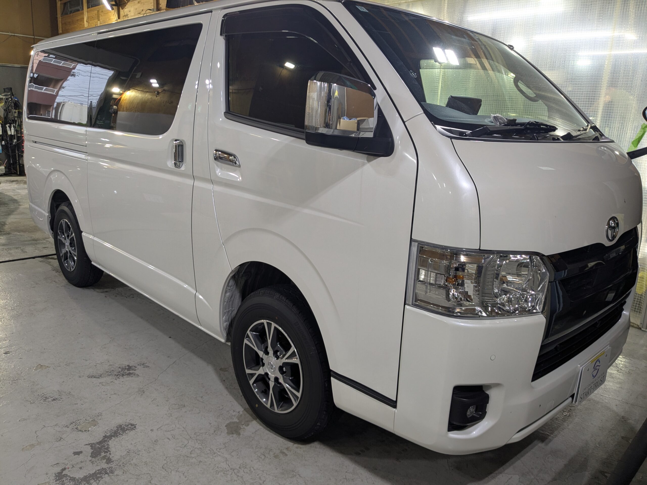 トヨタ ハイエース 2025年式 施工の様子