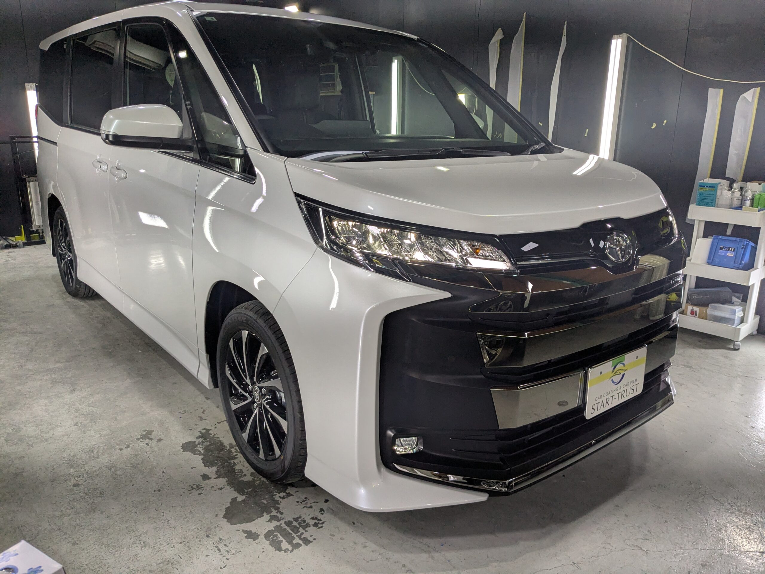トヨタ ノア 施工の様子