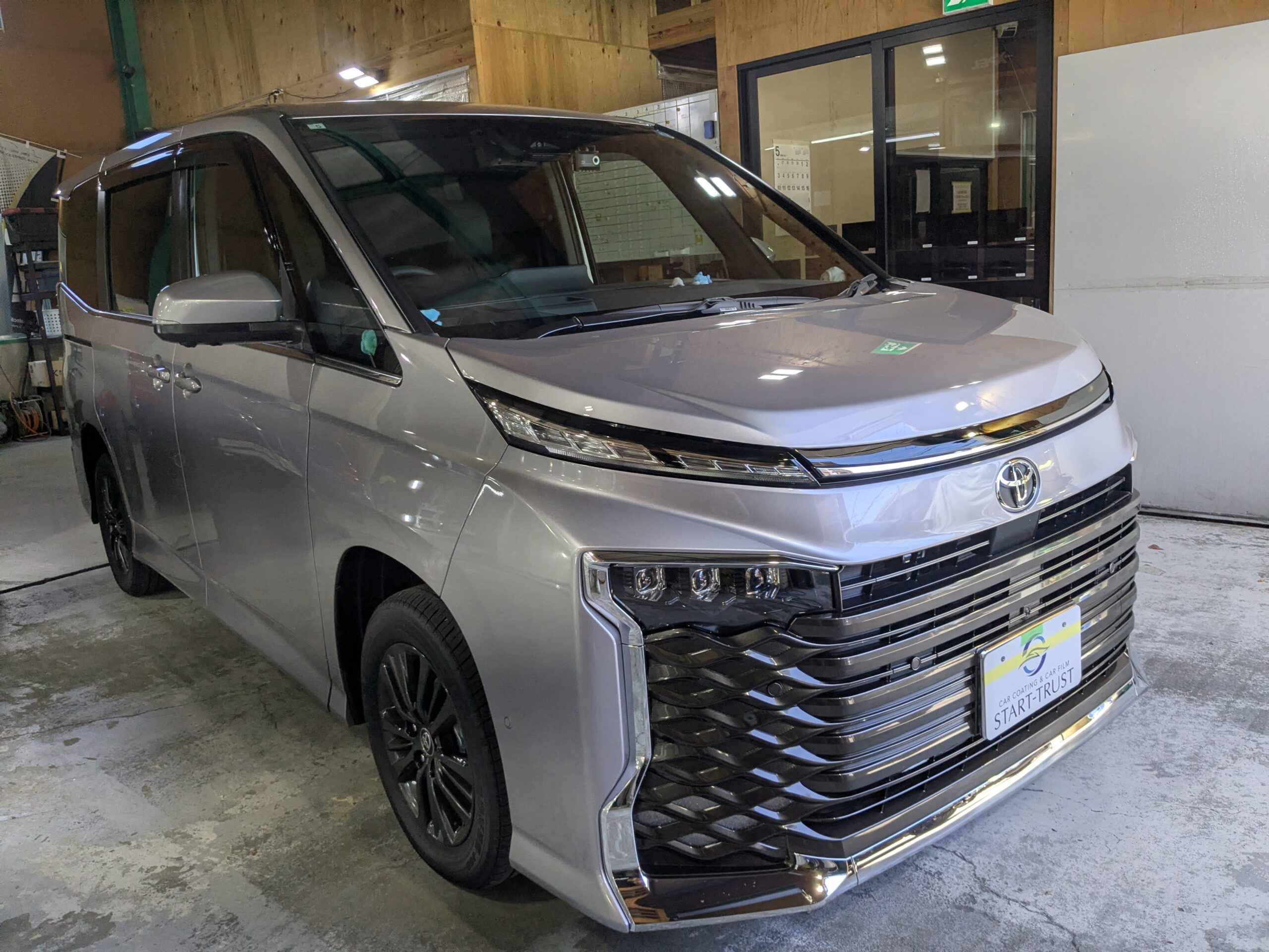 トヨタ VOXY 2026年式 施工の様子