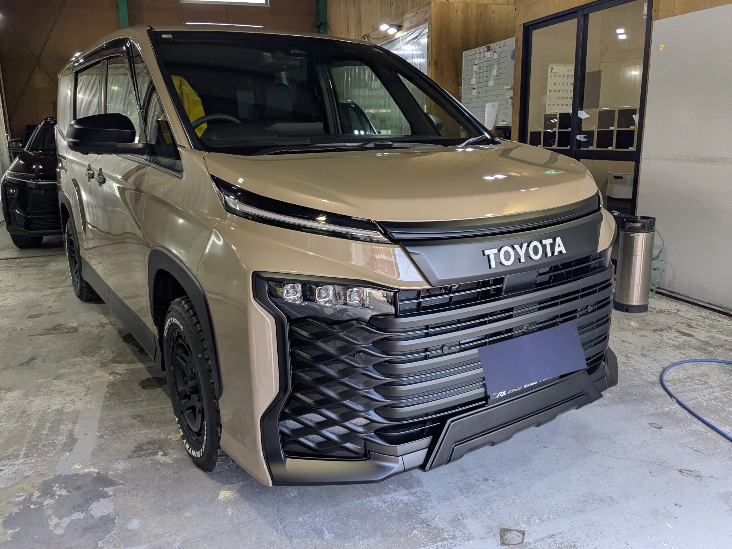 トヨタ VOXYカスタム 2026年式 施工の様子