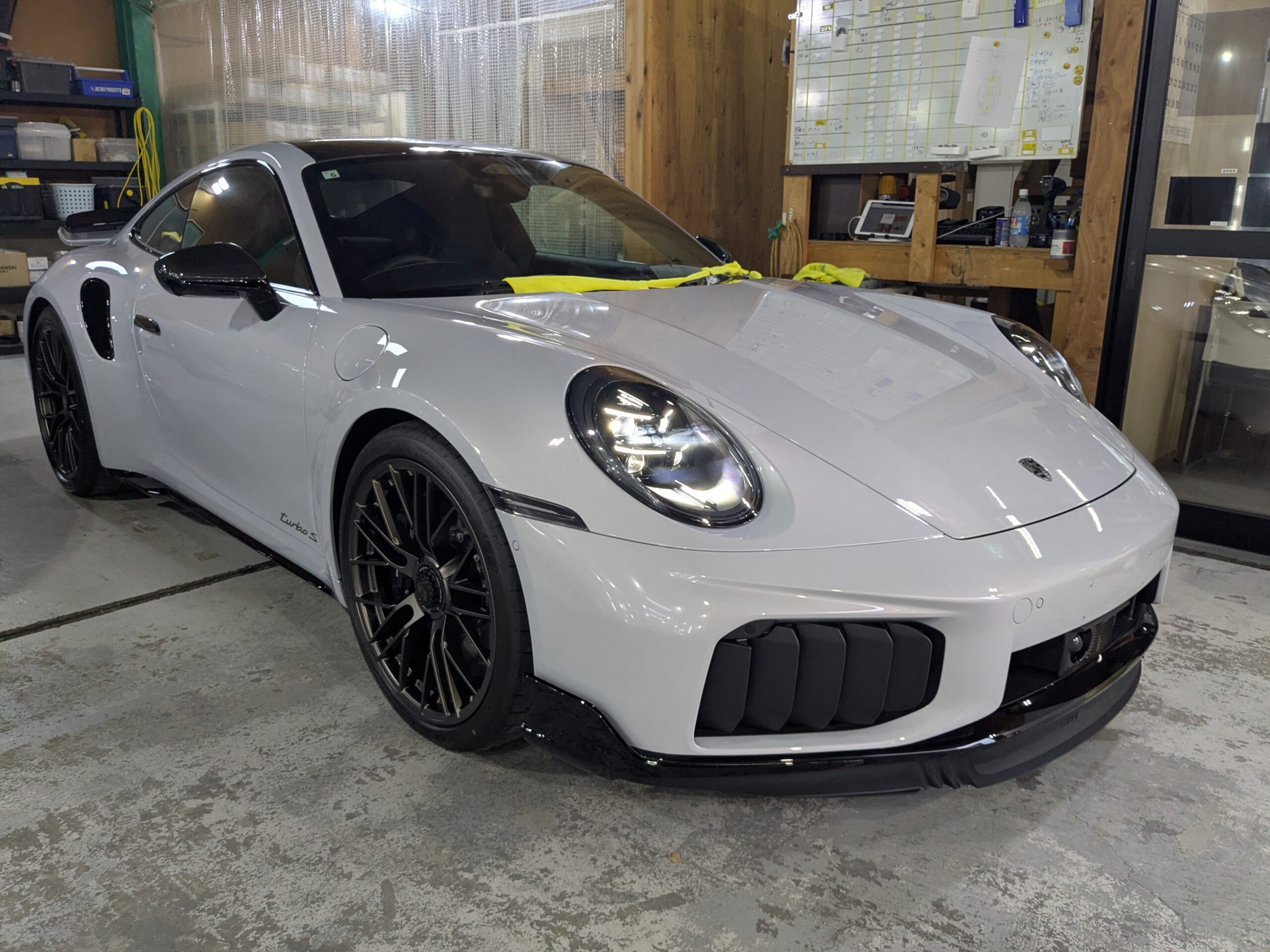 ポルシェ 911ターボS 2026年式 施工の様子