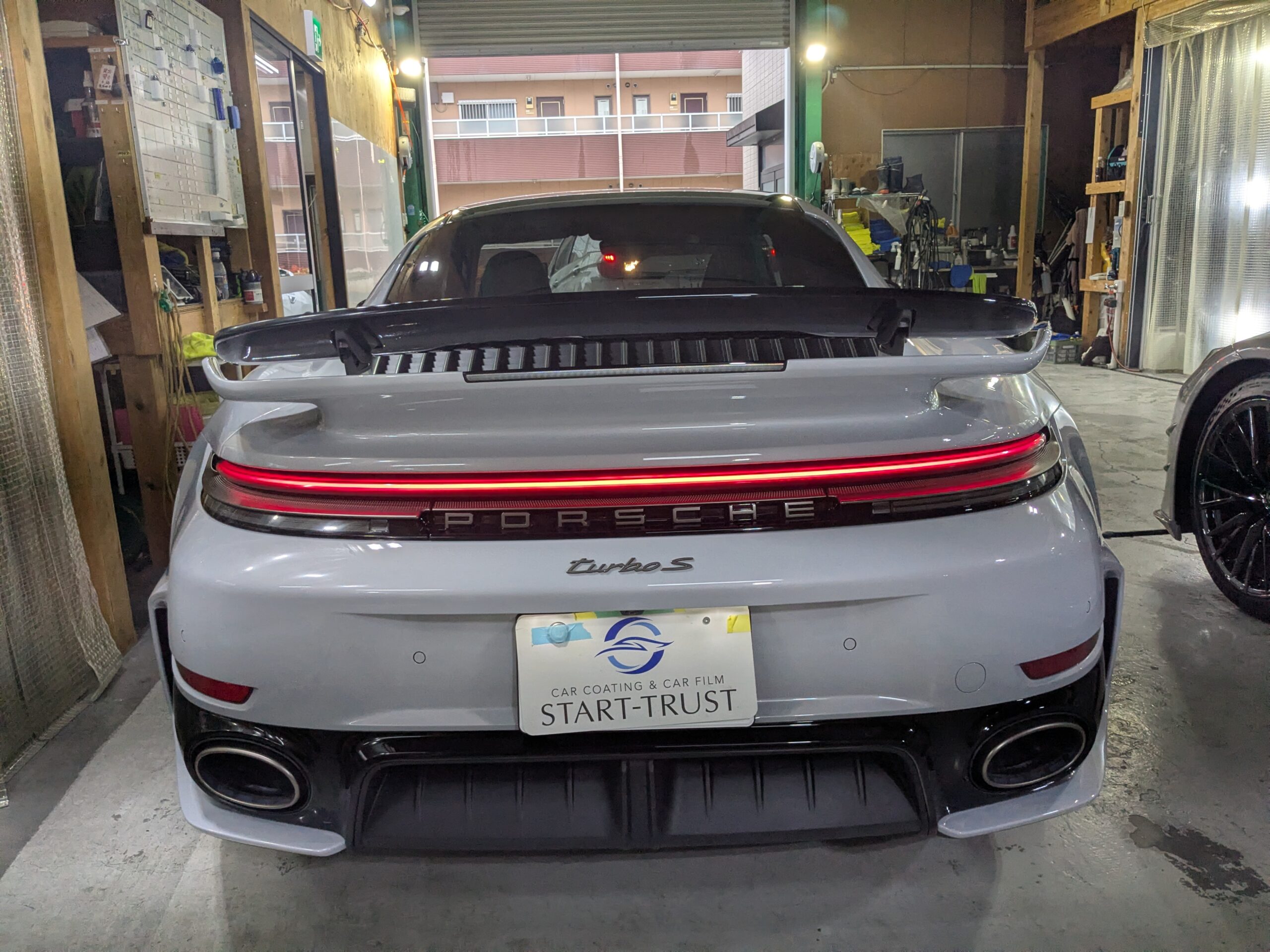ポルシェ 911ターボS 2026年式 施工の様子