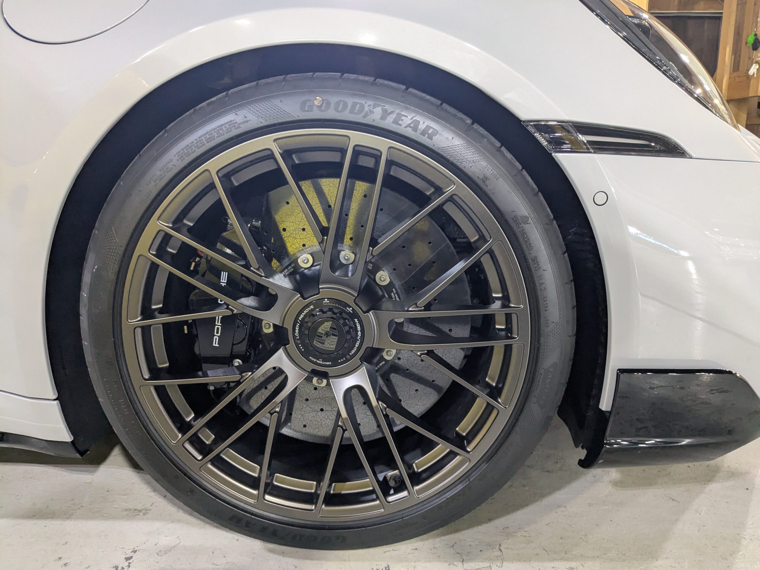 ポルシェ 911ターボS 2026年式 施工の様子