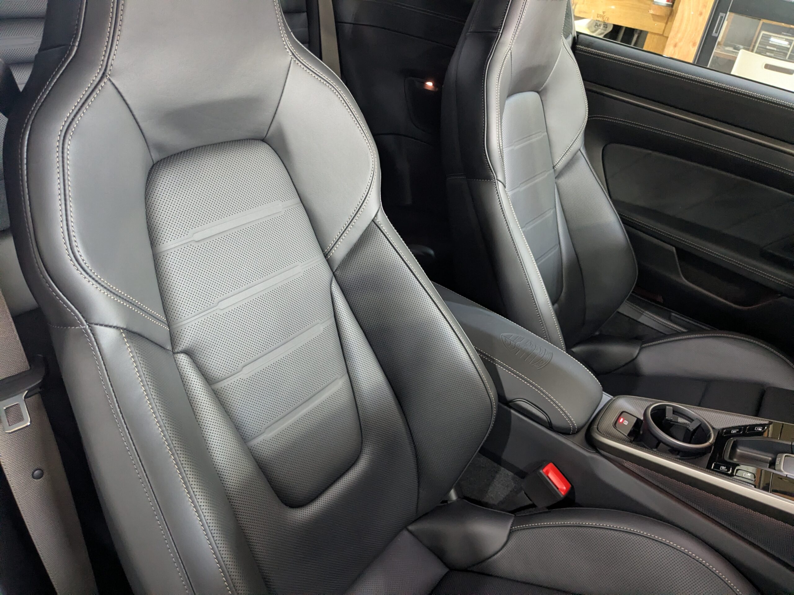 ポルシェ 911ターボS 2026年式 施工の様子