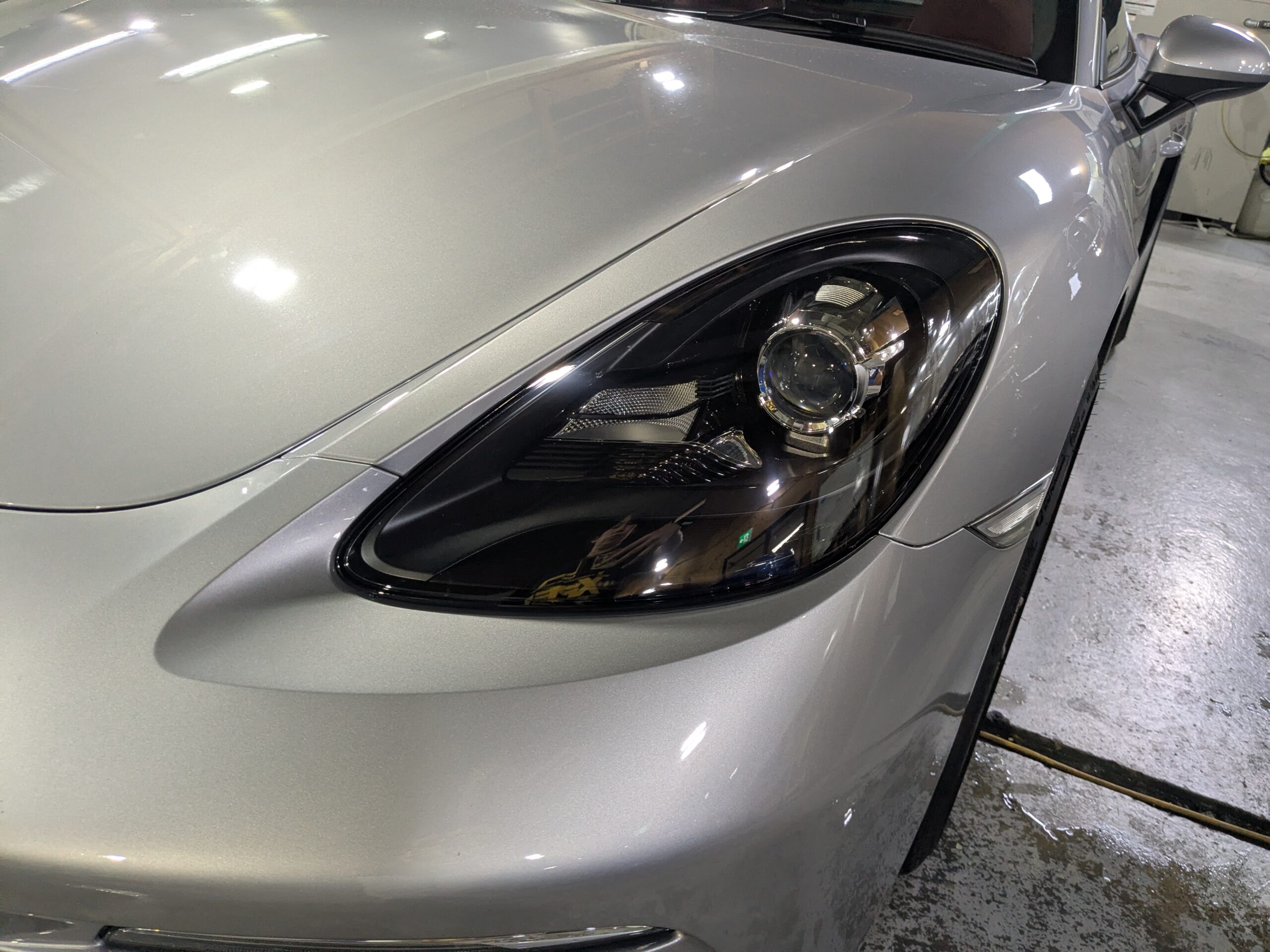 ポルシェ 718ケイマン 施工の様子