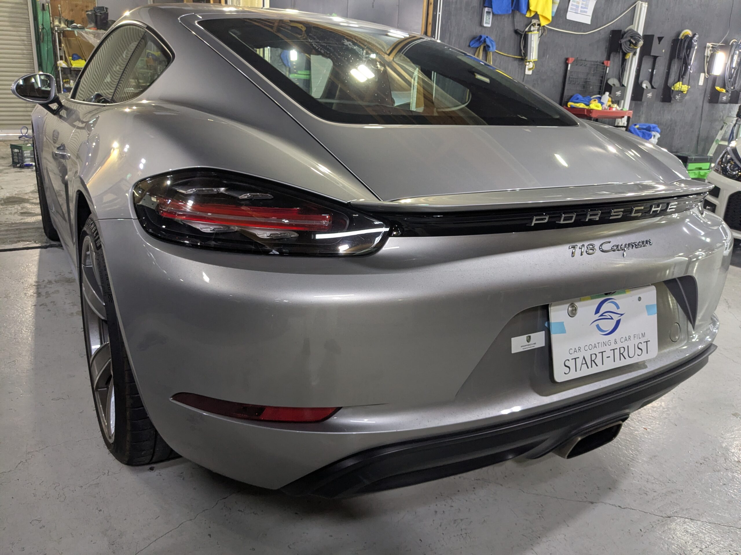 ポルシェ 718ケイマン 施工の様子